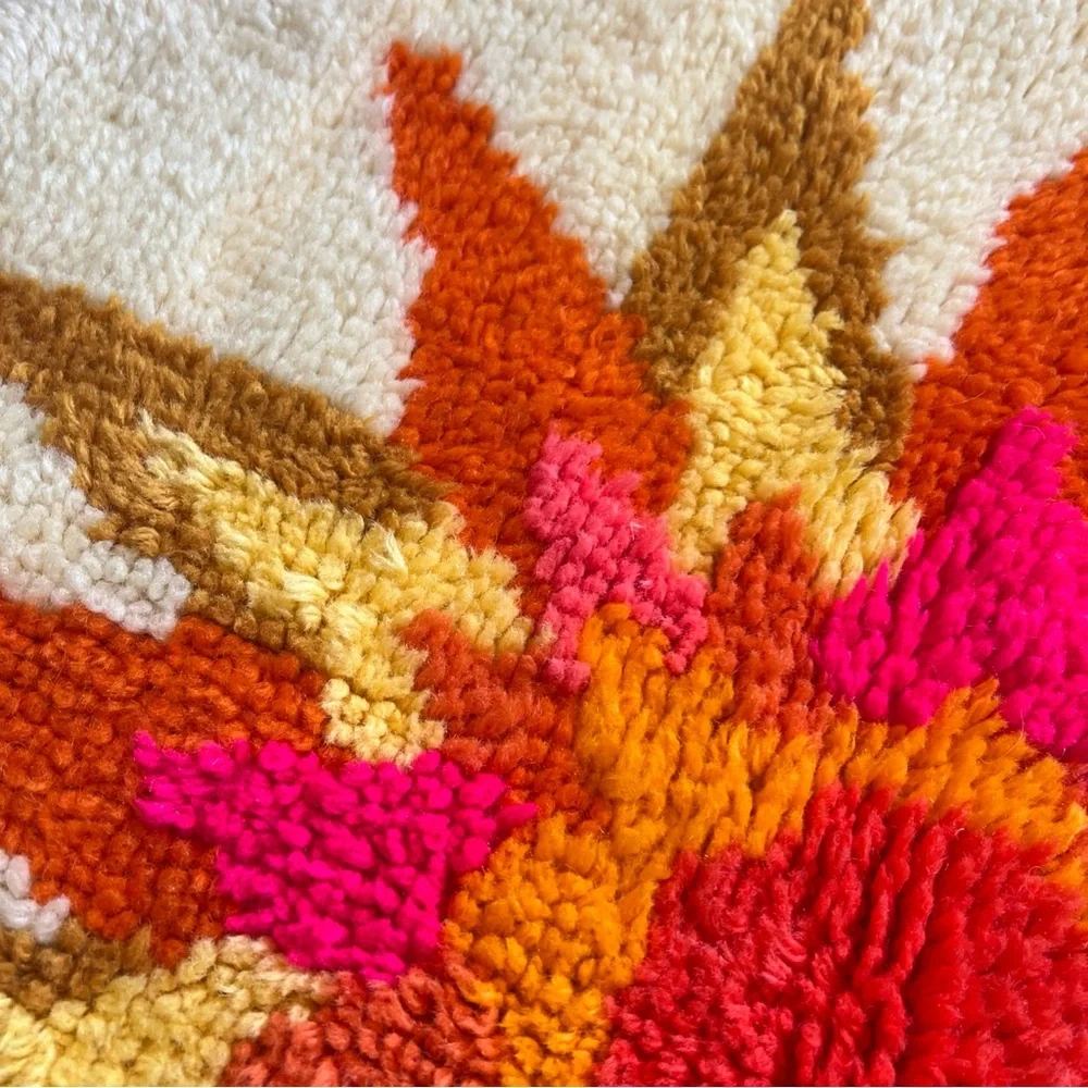 Round Wool Rug with Starburst Design - Picture 4 of 10